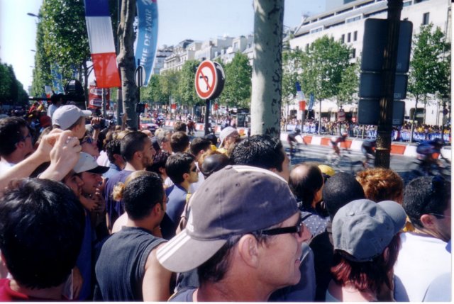 mobswatchingtouronchampselysees.jpg