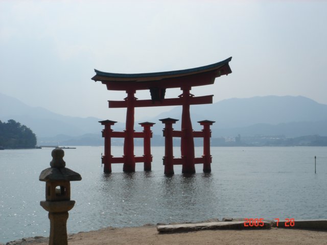 floatingtoriiofmiyajima.jpg